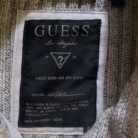 🍍Guess Sweater🍍Size small 🍍S-1 - Picture 2 of 4